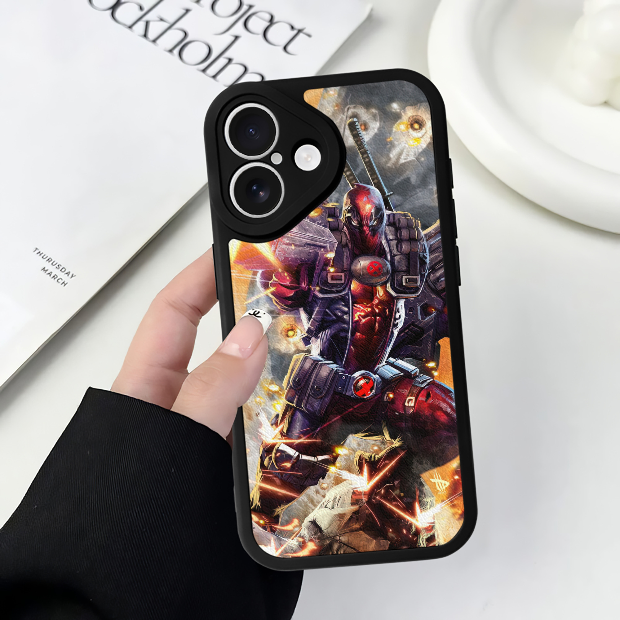 （画像用） Deadpool デッドプール 【iPhone 16シリーズ対応】シリコンスマホケース（レザー調） 材質：シリコン